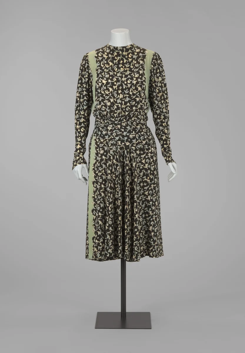 Japon van crêpe de chine met zwart fond en fantasiemotieven in grijsblauw en wit, met ronde hals, lange mouw en overslagrok by Joles & Co., other, 1930-1939