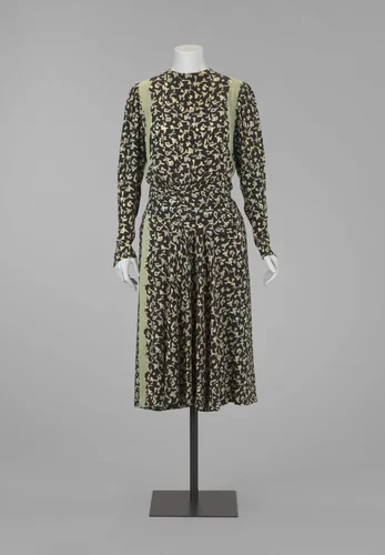 Japon van crêpe de chine met zwart fond en fantasiemotieven in grijsblauw en wit, met ronde hals, lange mouw en overslagrok by Joles & Co., other, 1930-1939