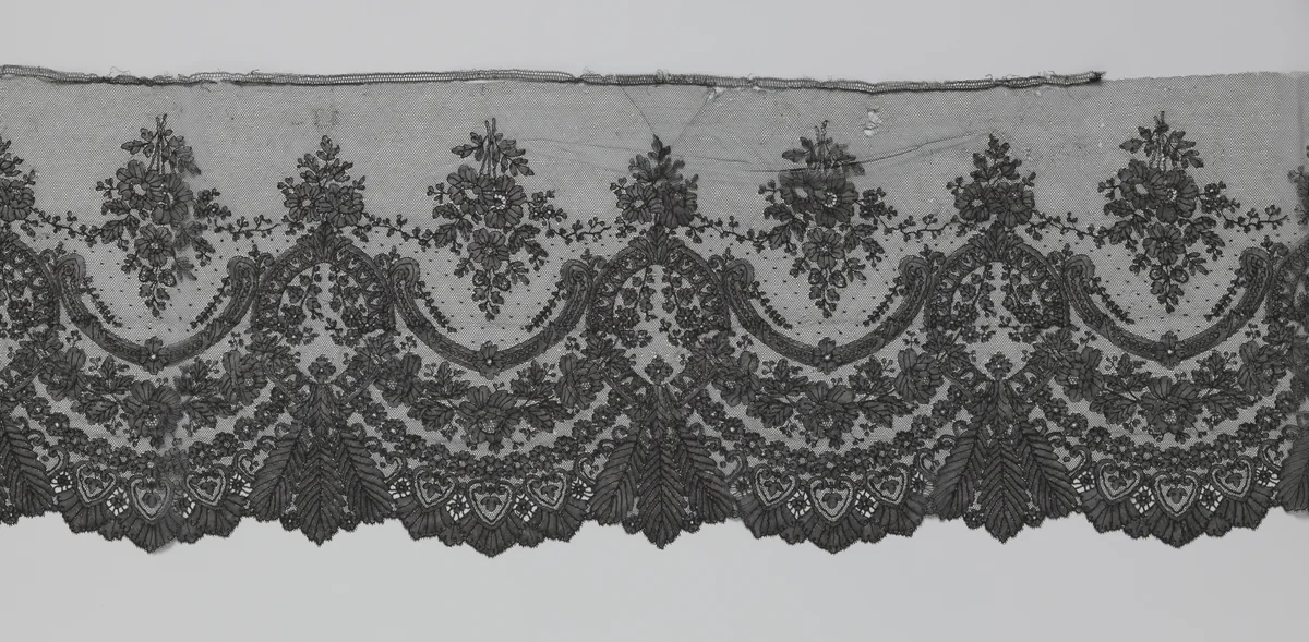 Japonstrook van zwarte kloskant met drie veervormige bladeren onder ovale cartouches en rozenslingers by anonymous, other, 1860-1880