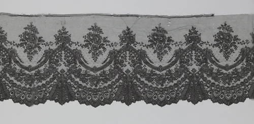 Japonstrook van zwarte kloskant met drie veervormige bladeren onder ovale cartouches en rozenslingers by anonymous, other, 1860-1880