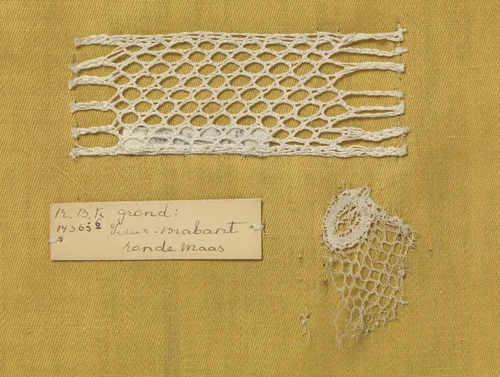 Staal kloskant met grove draad als voorbeeld van een Parijse grond met daarbij een fragment kant waarin deze techniek is toegepast by anonymous, other, 1900-1930