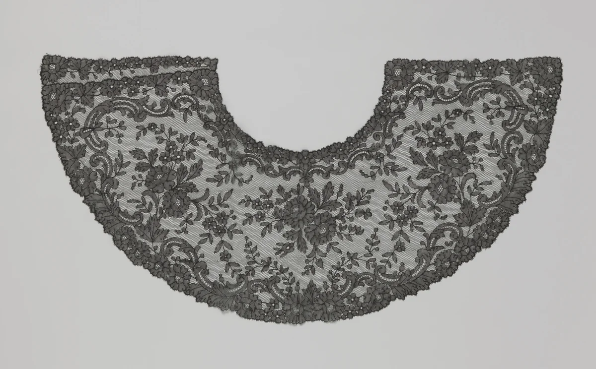 Waaierblad van zwarte kloskant met drie grote bloemtakken by anonymous, other, 1850-1899