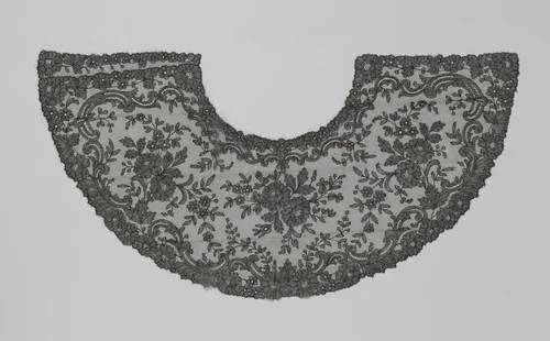 Waaierblad van zwarte kloskant met drie grote bloemtakken by anonymous, other, 1850-1899