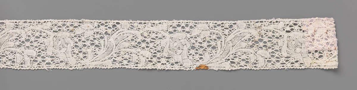 Strook kloskant met gebogen bloemstengel met pluimvormige bloem by anonymous, other, 1700-1749