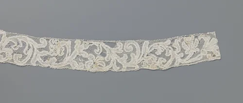 Strook naaldkant met veelsoortige bloemen by anonymous, other, 1690-1699