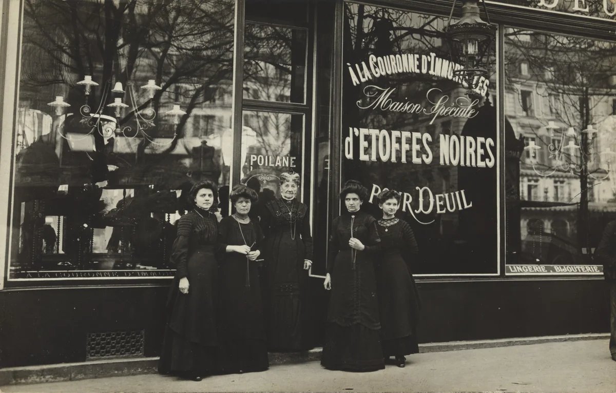 Maison spéciale d’étoffes noires pour deuil, Paris by Unidentified Photographer, photograph, 1910
