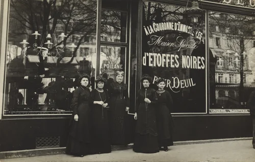 Maison spéciale d’étoffes noires pour deuil, Paris by Unidentified Photographer, photograph, 1910