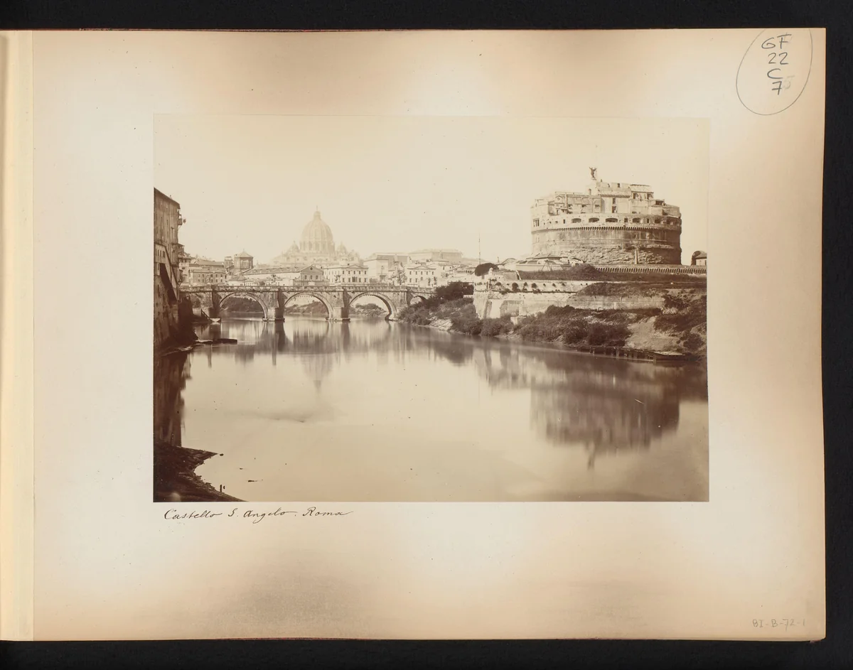 Gezicht op de Engelenburcht, de Tiber en de Sint Pieter te Rome, Italië by anonymous, book, 1870-1890