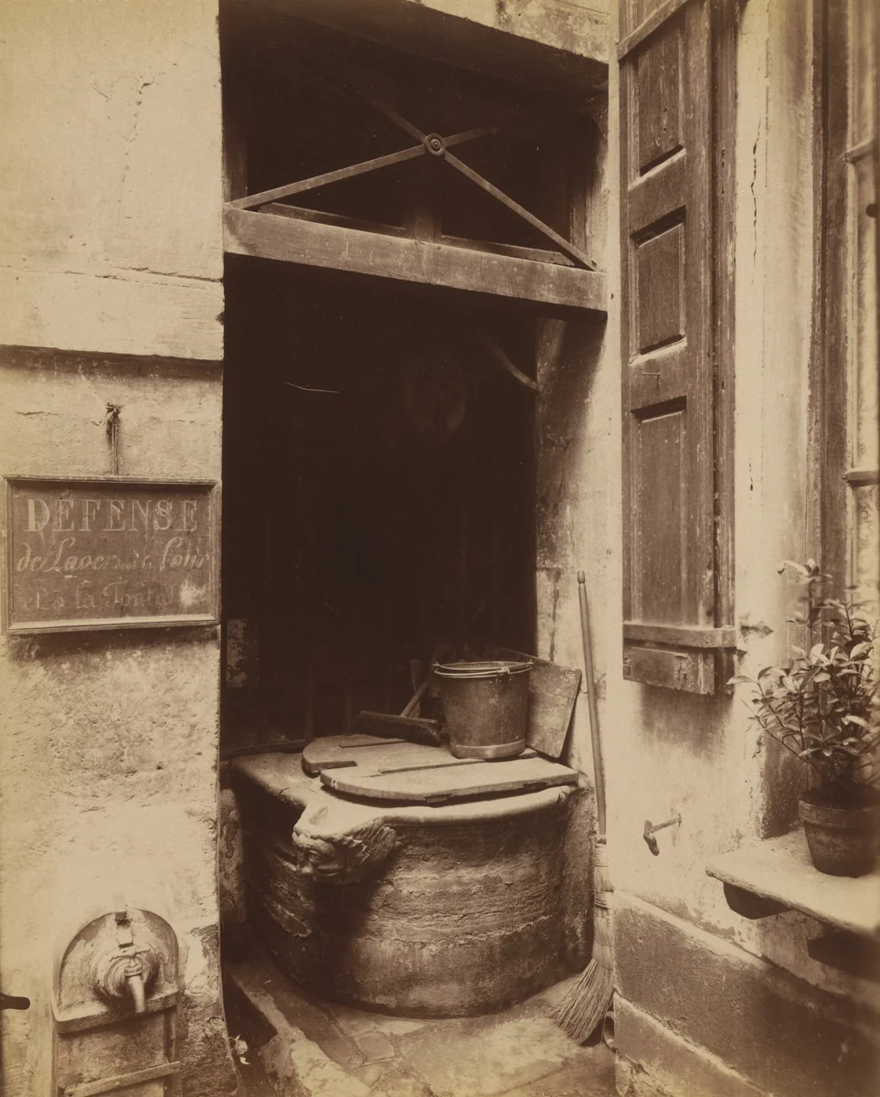 Puits, rue du Figuier by Eugène Atget, photograph, 1900