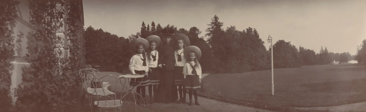 Arrival of Marie Feodorovna with Duchesses Maria, Tatiana, Olga and Anastasia in Hats, Ropsha by Unidentified Photographer, photograph, 1907