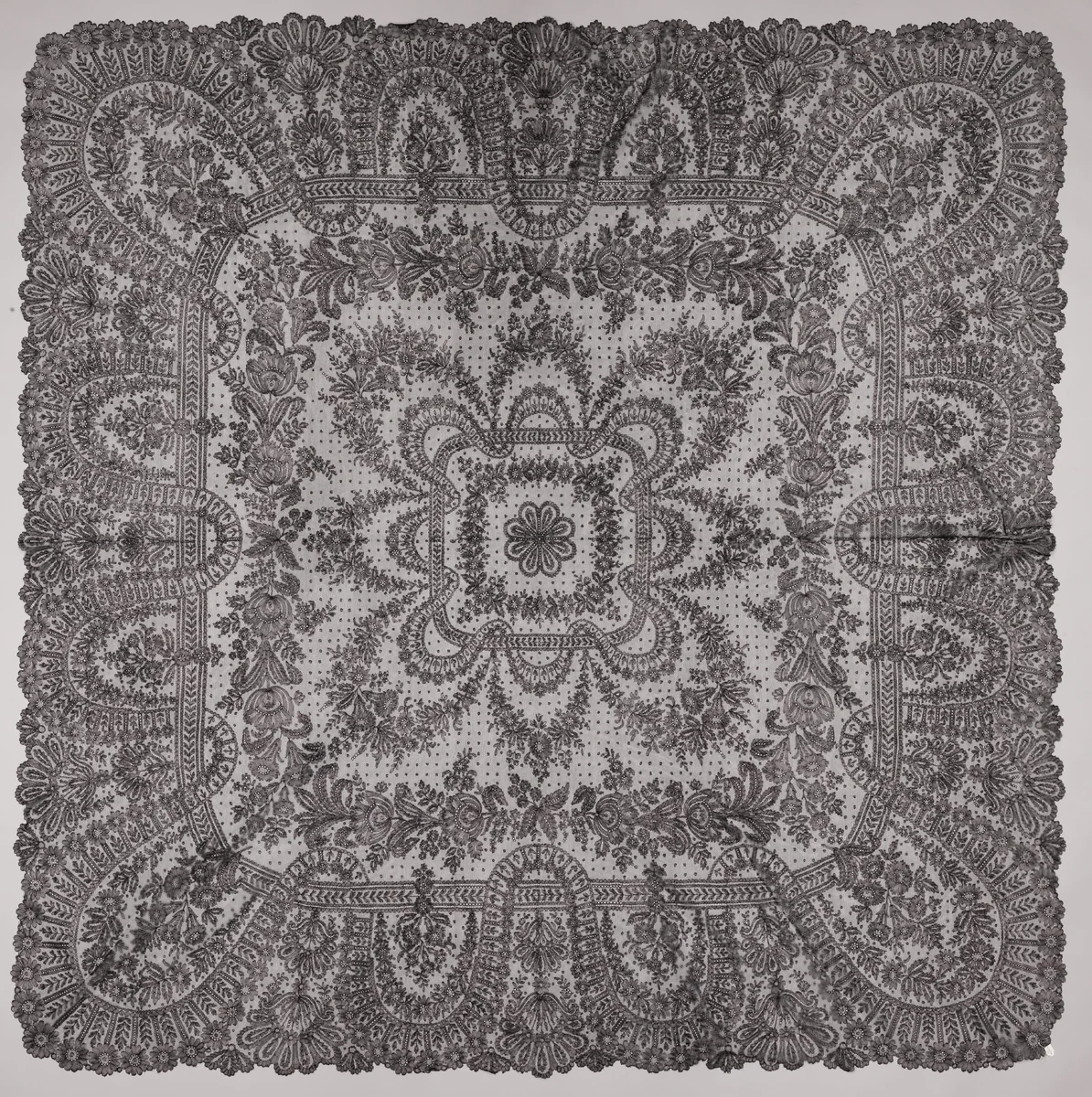 Sjaal van zwarte kloskant met bloemslingers by anonymous, textile, 1860-1874