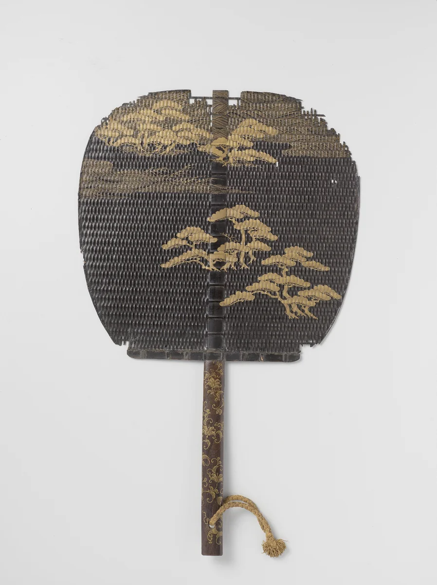 Waaier van gelakt hout en gevlochten bamboe, versierd met een landschap van pijnbomen, stromend water met drijvende chrysant etc. by anonymous, other, 1600-1699