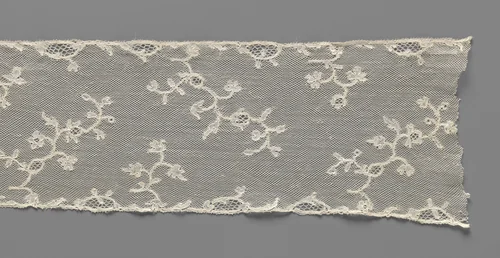 Mutsenslip van kloskant met schuin geplaatste kronkelende bloemtakken by anonymous, textile, 1780-1790