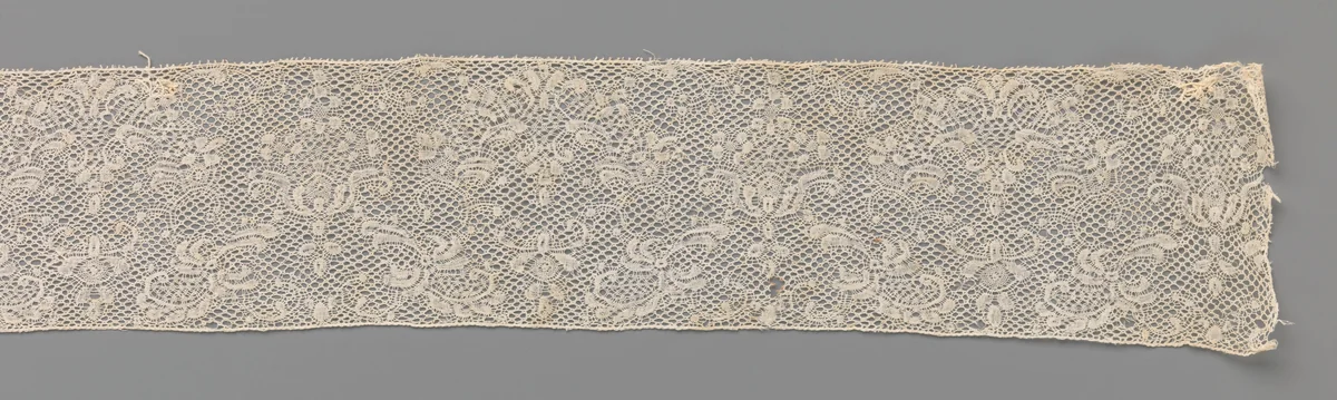 Strook kloskant met twee schildvormige hoofdmotieven by anonymous, other, 1700-1725