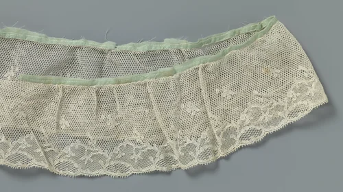 Strook machinale kant met ovale velden en groen lint langs de bovenkant by anonymous, other, 1880-1899