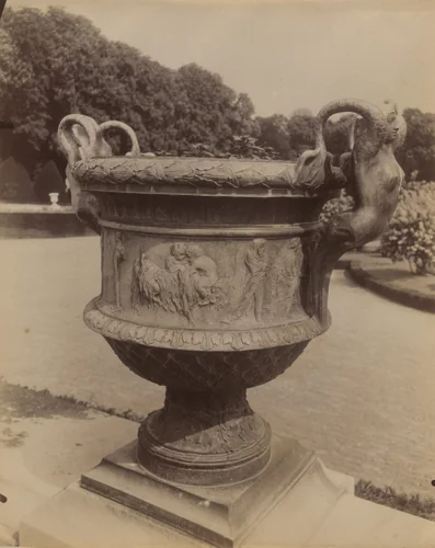 Versailles, vase par Ballin by Eugène Atget, photograph, 1905