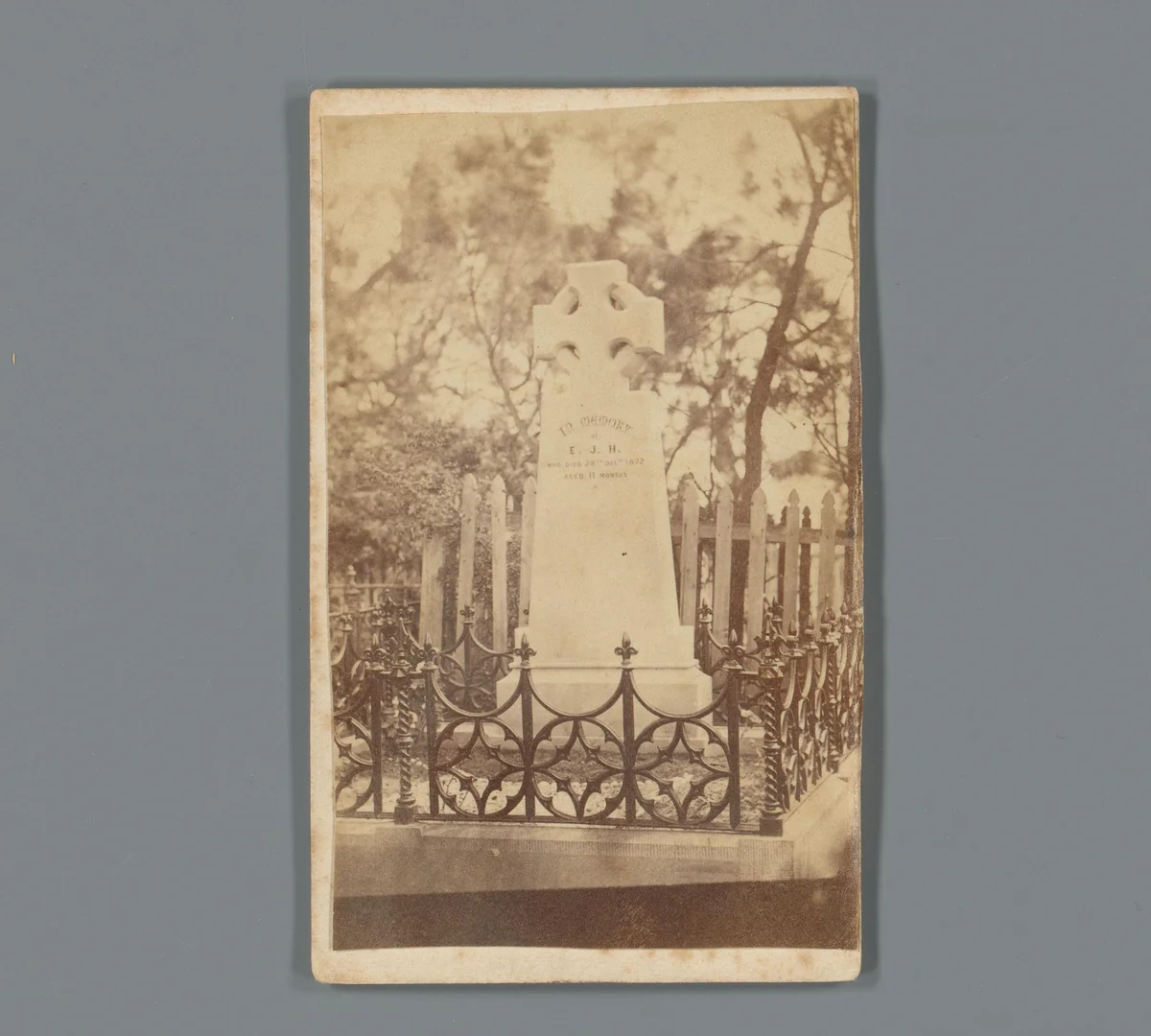 Gezicht op een grafsteen vervaardigd door Marsh, Grout & Co. by anonymous, photograph, 1872-1915