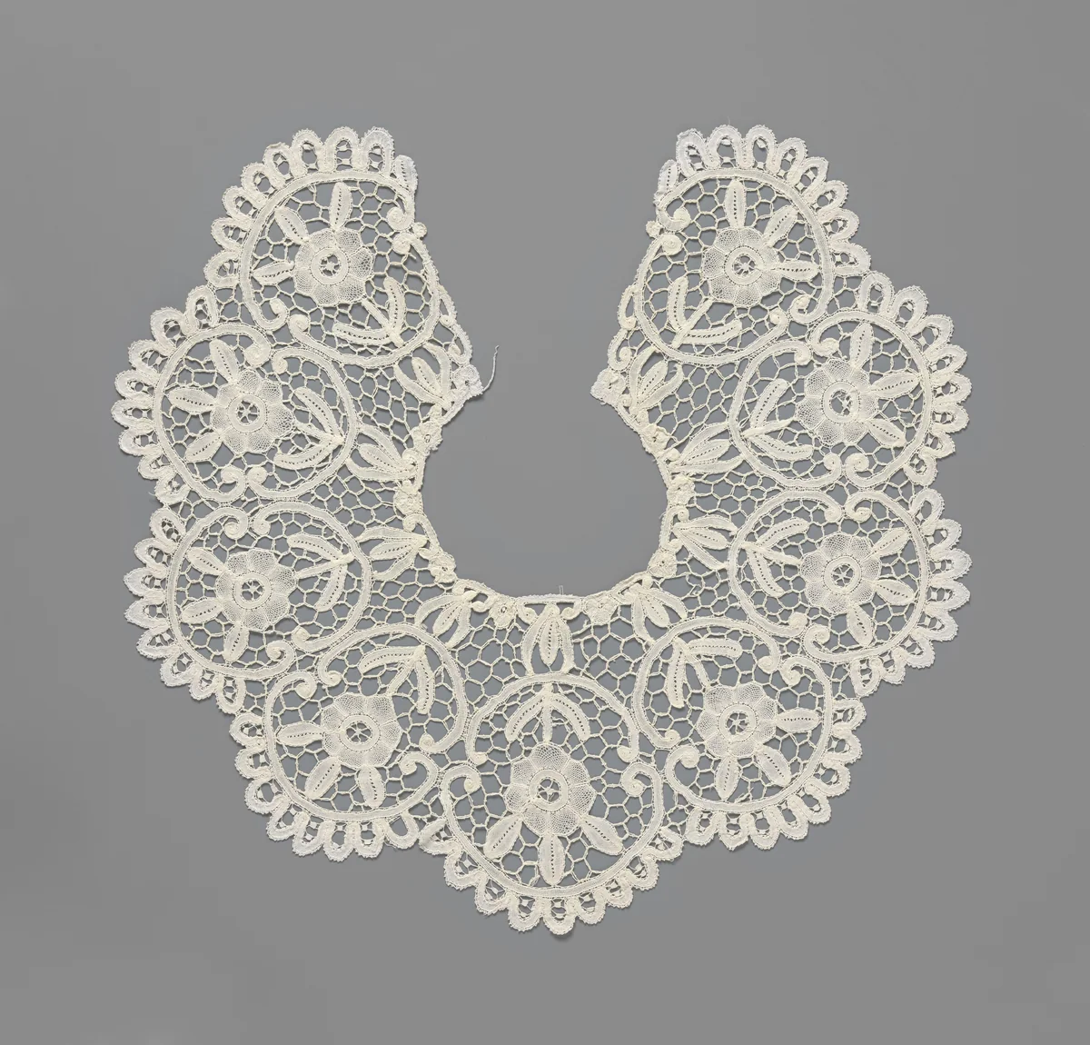 Kraag van kant met hangende rozen in halfcirkelvormige schulpen by anonymous, textile, 1900