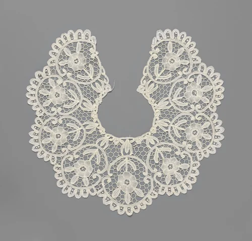 Kraag van kant met hangende rozen in halfcirkelvormige schulpen by anonymous, textile, 1900