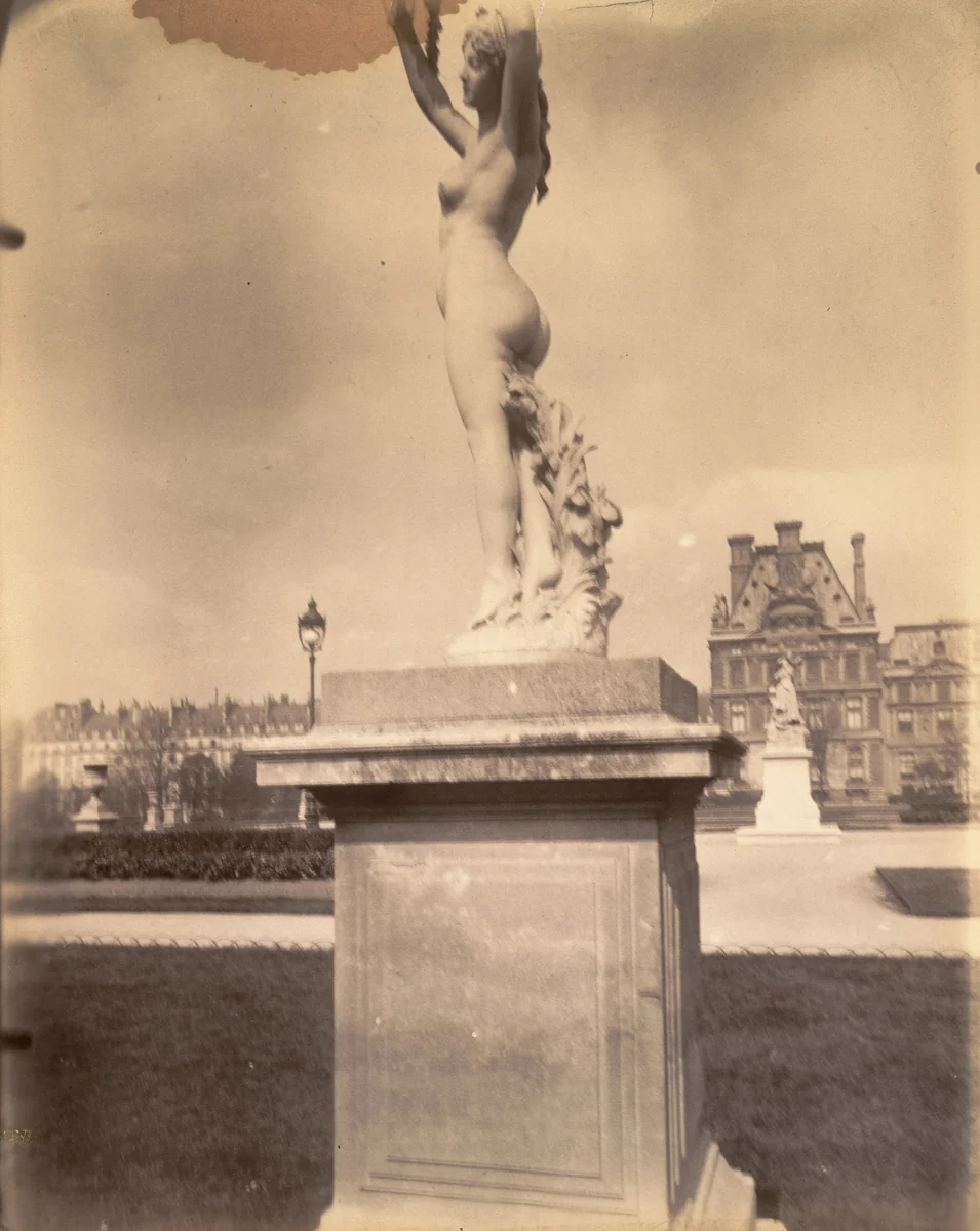 Jardin du Louvre. Femme par Soldi-Colbert by Eugène Atget, photograph, 1911