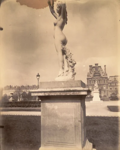 Jardin du Louvre. Femme par Soldi-Colbert by Eugène Atget, photograph, 1911