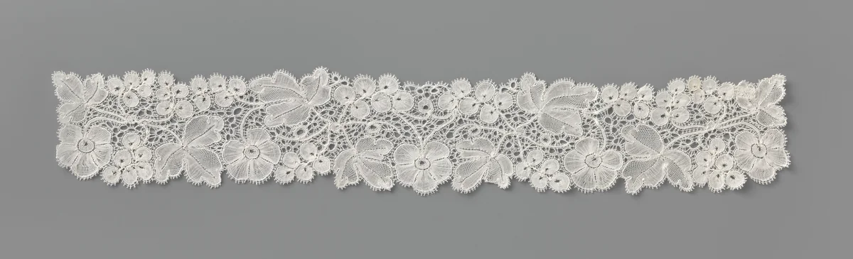 Boord van kloskant met bessentrosjes en occhiolini-lussen by anonymous, other, 1900-1949