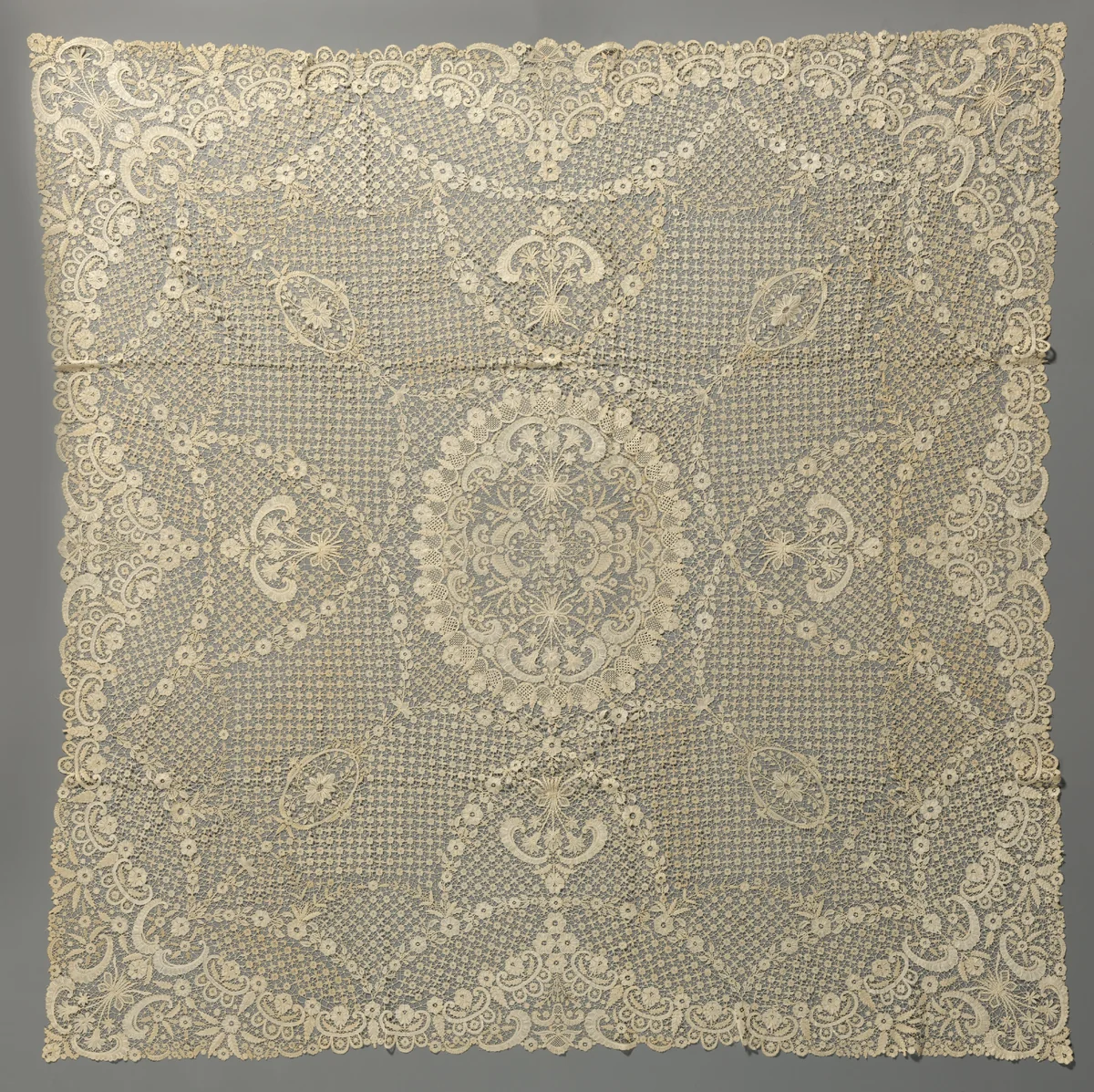 Sprei van gemengde kant met veldbloemen by Annie Roos, textile, 1918-1920