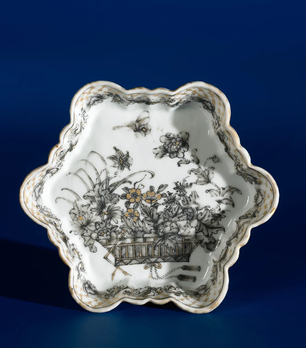 Hexagonal pattipan with a flower basket and butterfly by anonymous, other, 1750-1774