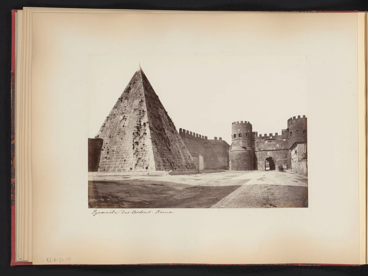 Gezicht op de pyramide van Caïus Cestius en Porta Ostiense te Rome, Italië by anonymous, book, 1870-1890