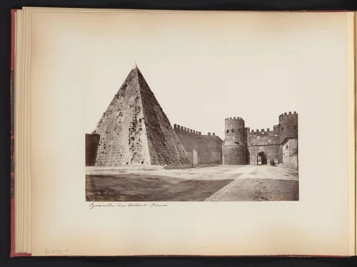 Gezicht op de pyramide van Caïus Cestius en Porta Ostiense te Rome, Italië by anonymous, book, 1870-1890