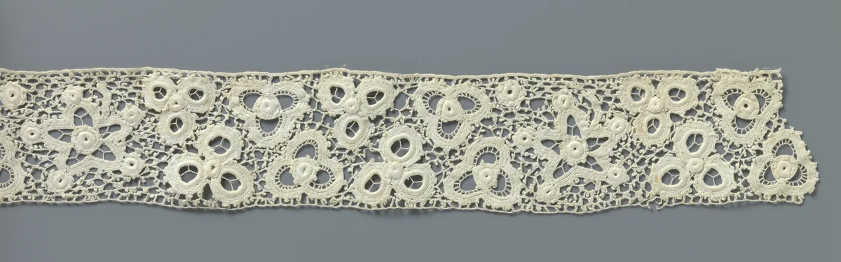 Strook gehaakte kant met vijfpuntige sterren en bloemen gemaakt met open cirkels by anonymous, other, 1890-1909