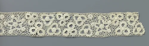 Strook gehaakte kant met vijfpuntige sterren en bloemen gemaakt met open cirkels by anonymous, other, 1890-1909