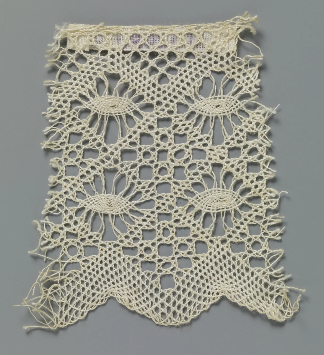 Strook kloskant met spitsovalen in vier rijen opengewerkte ruiten by anonymous, other, 1800-1899