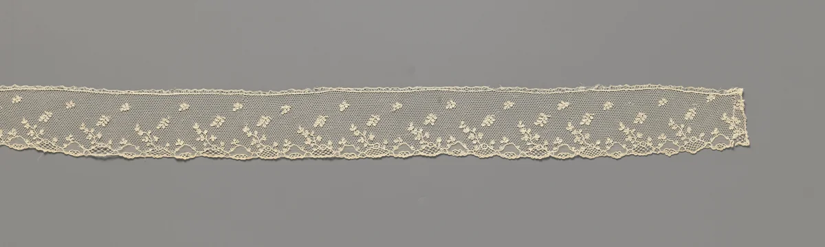 Engageante van naaldkant met een rij bladtakjes en een onderrand van aaneengeschakelde medaillons waar bladtakjes uit ontspringen by anonymous, other, 1775-1799