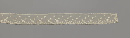 Engageante van naaldkant met een rij bladtakjes en een onderrand van aaneengeschakelde medaillons waar bladtakjes uit ontspringen by anonymous, other, 1775-1799