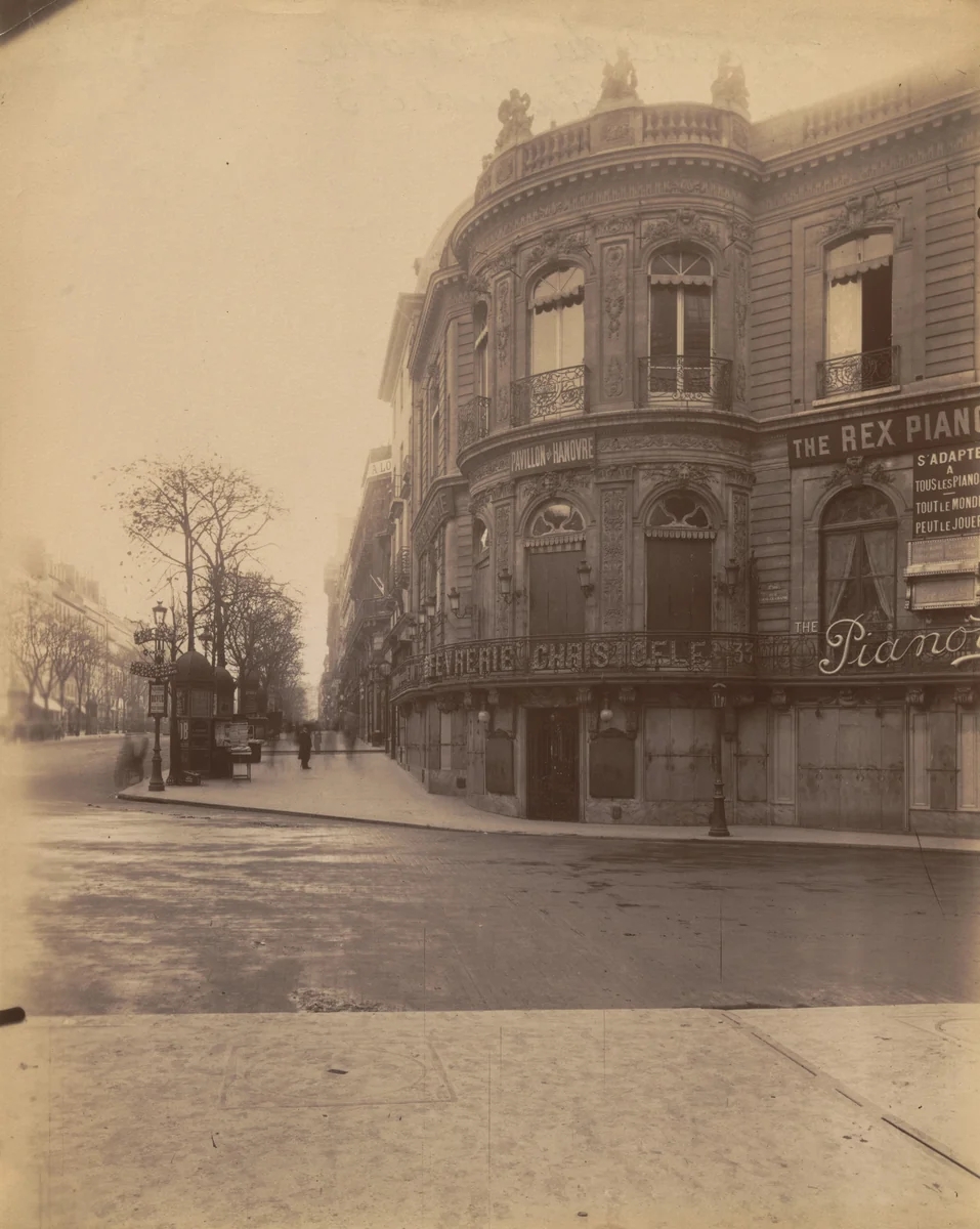 Pavillon du Hanovre. Boulevard des Italiens 33 by Eugène Atget, photograph, 1903