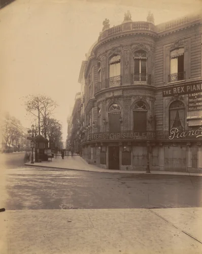 Pavillon du Hanovre. Boulevard des Italiens 33 by Eugène Atget, photograph, 1903