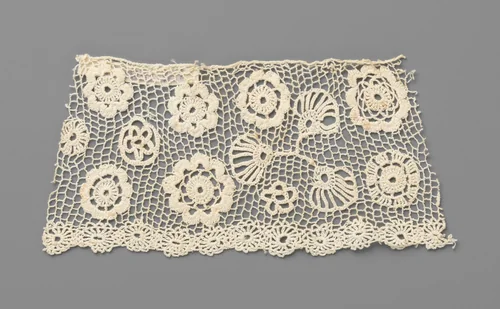 Strook gehaakte kant met drievoudige waaierbloem tussen verschillende rozetbloemen by anonymous, other, 1800-1899