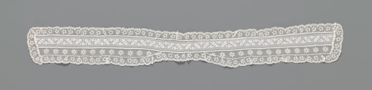 Strikdas voor een dame van batist met plumetis borduurwerk en met een inzet en een rand van machinale Valenciennes-kant by anonymous, other, 1875-1899