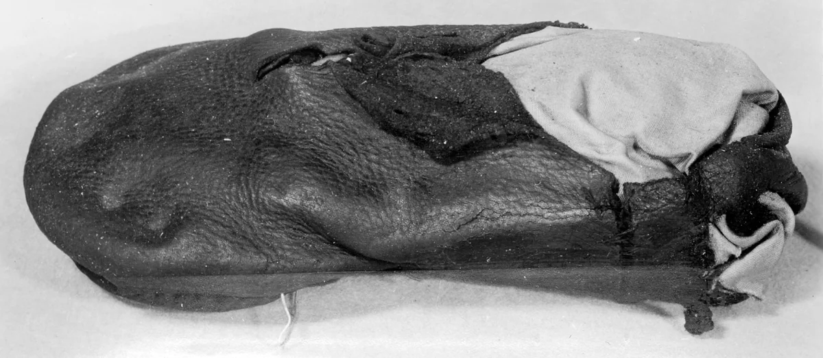 Bear's Paw Shoe by England, textile, 1501-1600