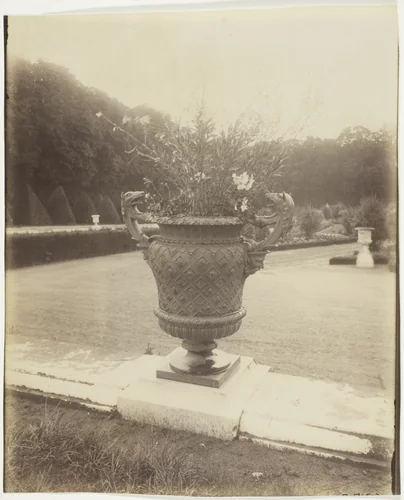 Versailles, Vase par Ballin by Jean-Eugène-Auguste Atget, photograph, 1902