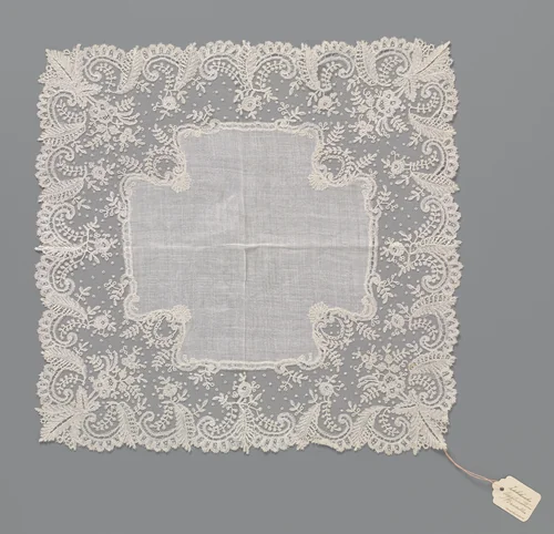 Zakdoek van batist rondom afgewerkt met een brede rand applicatiekant met c-voluut en veervormig blad by anonymous, textile, 1850