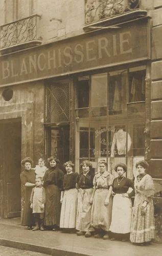 Blanchisserie, Paris by Unidentified Photographer, photograph, 1913