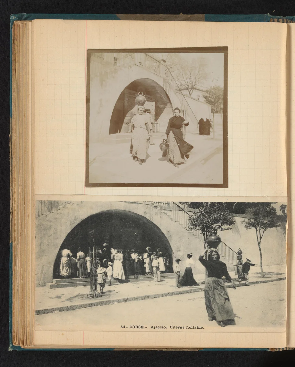 Vrouwen lopen met kruiken op hun hoofd bij een fontein in Ajaccio, Corsica by Théodore van Lelyveld, book, 1902-1904