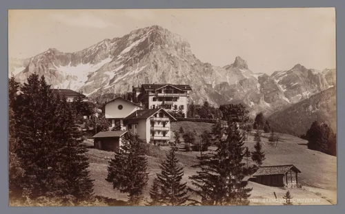 Gezicht op Grand Hotel Muveran aan de voet van de Muveran in Zwitserland by anonymous, photograph, 1900