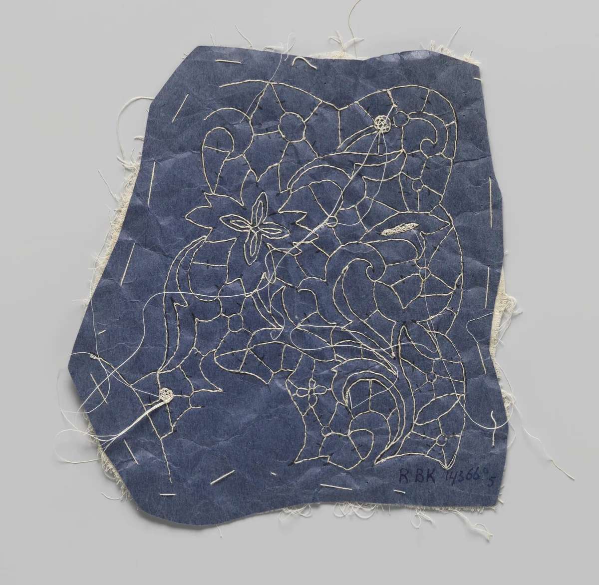 Prikking vastgeregen op een dubbele lap katoen en met traceerdraden voor het maken van een deel van een kraag van naaldkant by Village Elisabeth, textile, 1915-1924