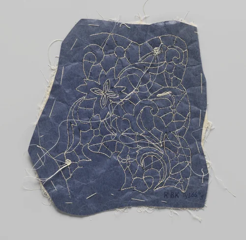 Prikking vastgeregen op een dubbele lap katoen en met traceerdraden voor het maken van een deel van een kraag van naaldkant by Village Elisabeth, textile, 1915-1924