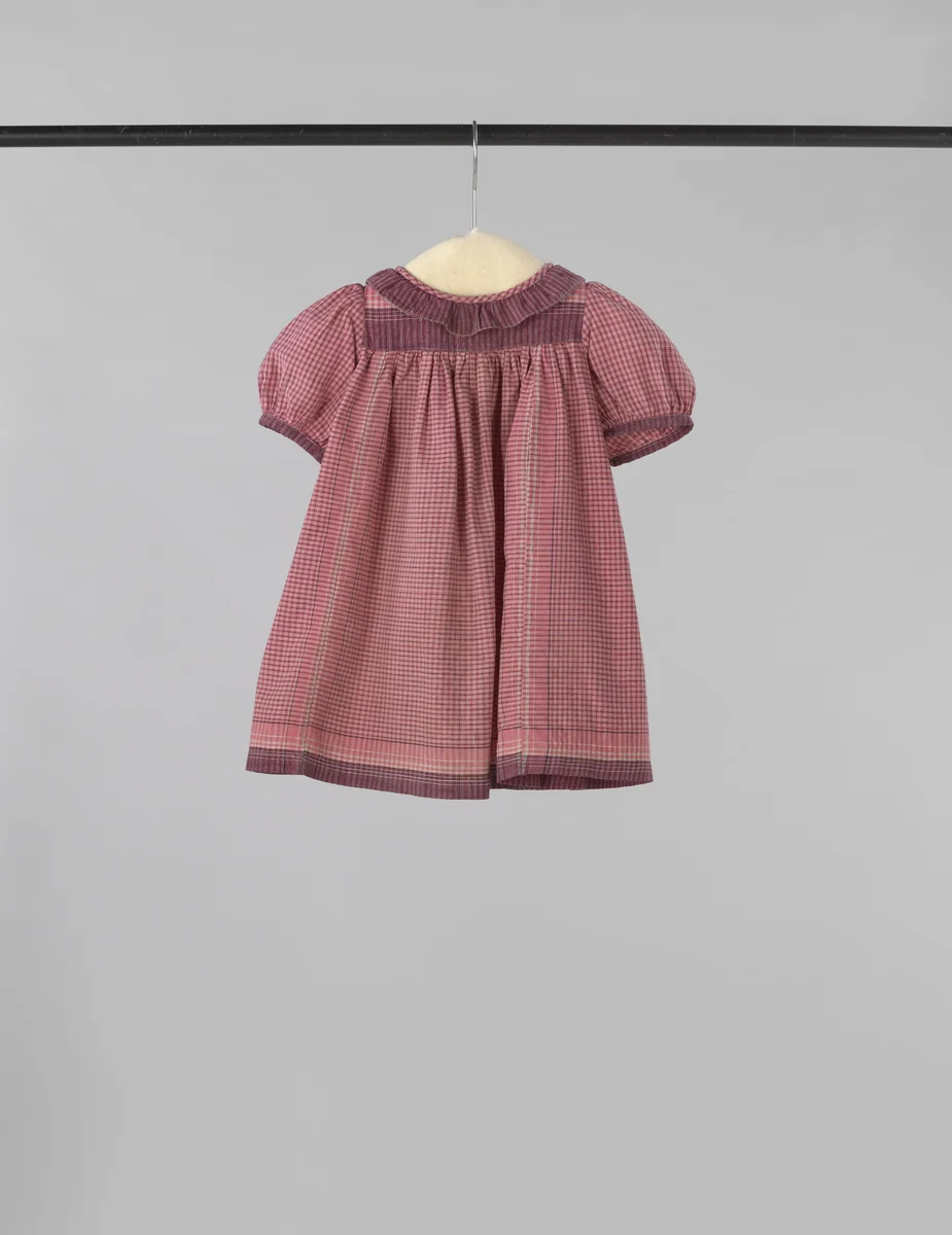 Kinderjurk gemaakt van drie zakdoeken met een roze fond met een paarswitte ruit en een paars fond met een streepje in paars, groen en wit by Harmina Catharina Baruch-Ponstijn, other, 1946