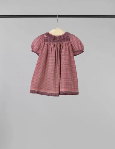 Kinderjurk gemaakt van drie zakdoeken met een roze fond met een paarswitte ruit en een paars fond met een streepje in paars, groen en wit by Harmina Catharina Baruch-Ponstijn, other, 1946