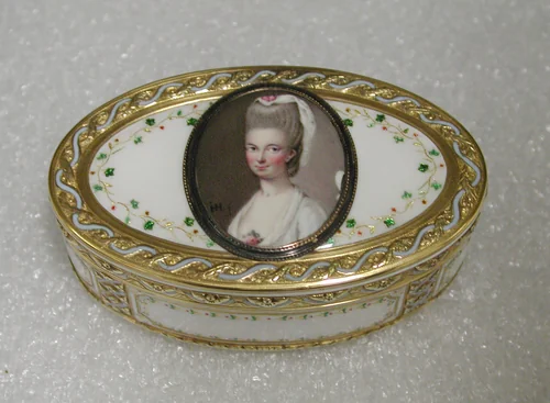 Snuffbox with portrait of a woman by Nicolas Marguerit, metalwork, 1775-1776